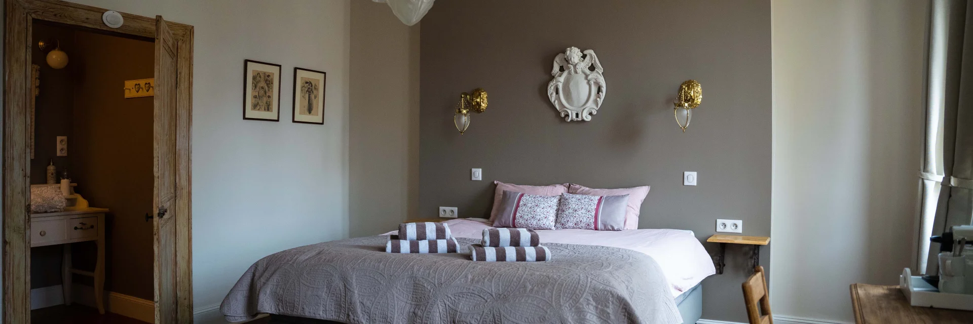 Une chambre deux personnes joliment décorée - Chambre d'hôte Le Vieux Presbytère à Confracourt - Vesoul-Val de Saône