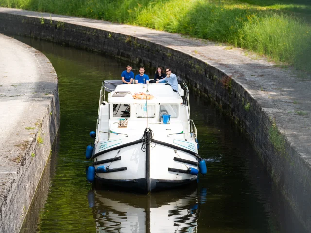 Pénichette de Locaboat en train de naviguer sur la Saône - Vesoul - Val de Saône