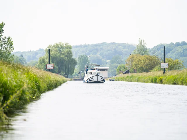 Un bateau sans permis disponible à la location chez Locaboat navigue sur la Saône - Vesoul - Val de Saône