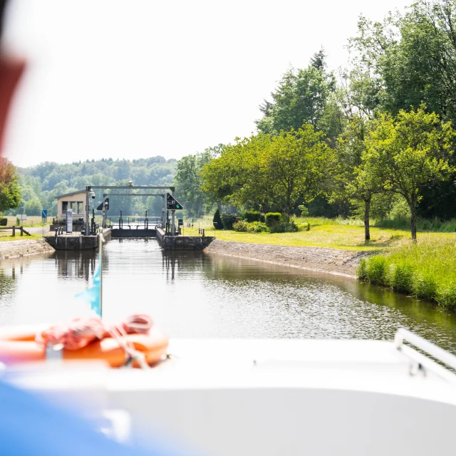 Passage à une écluse sur la Saône, à bord d'une pénichette Locaboat - Vesoul - Val de Saône