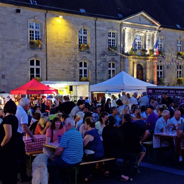 Foule et stands au Marché de Nuit de Luxeuil-les-Bains - Vosges du Sud