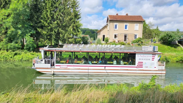 Vue du bateau l'Audacieux navigant sur la Saône - Vesoul - Val de Saône