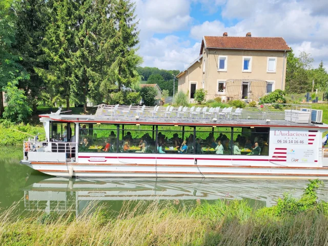 Vue du bateau l'Audacieux navigant sur la Saône - Vesoul - Val de Saône