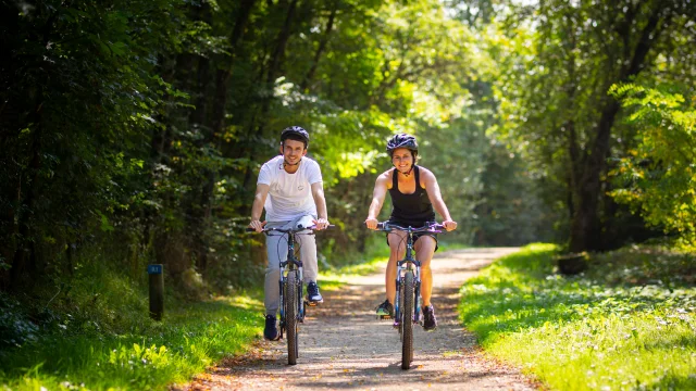 Cyclistes sur la voie verte Vallée de l'Ognon à Lure - Vallée de l'Ognon