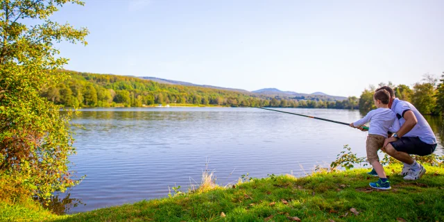 Un père et son fils pêchent aux coups aux Ballastières de Champagney - Vosges du Sud