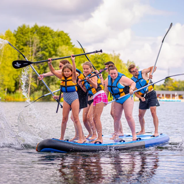 Des jeunes pratiquent du paddle sur la Base de Loisirs de la Saline de Lure - Vosges du Sud