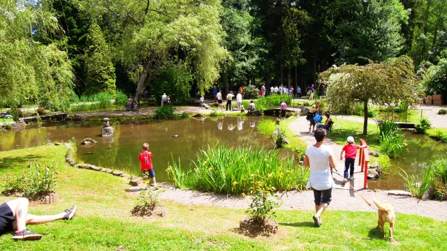 De nombreuses personnes déambulent dans le jardin japonais de la verrerie La Rochère. C'est un véritable havre de paix, avec son bassin et ses arbres - La Rochère - Vosges du Sud