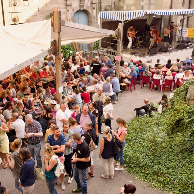 Le public écoute un concert du festival les Pluralies à Luxeuil-les-Bains - Vosges du Sud