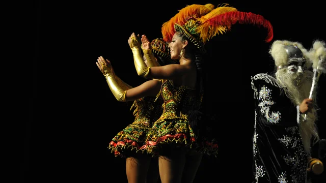 Artistes sur scène avec costumes colorés au festival folklore de Port-sur-Saône - Vesoul - Val de Saône