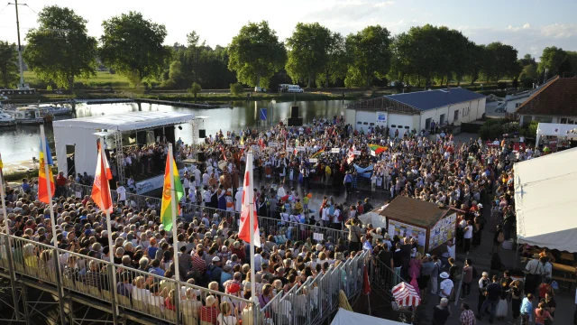 Vue aérienne des festivaliers, au festival Folklore, le long de la Saône - Port-sur-Saône - Vesoul - Val de Saône