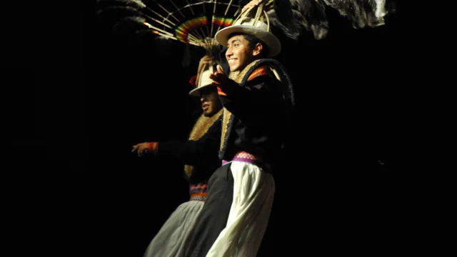 Artistes sur scène avec costumes colorés au festival folklore de Port-sur-Saône - Vesoul - Val de Saône