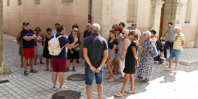 Un groupe participe à une visite du patrimoine animée par un guide conférencier - Vesoul - Val de Saône