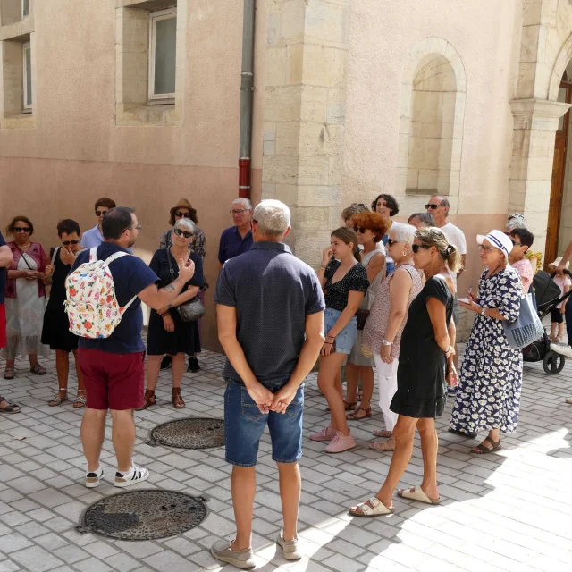 Un groupe participe à une visite du patrimoine animée par un guide conférencier - Vesoul - Val de Saône