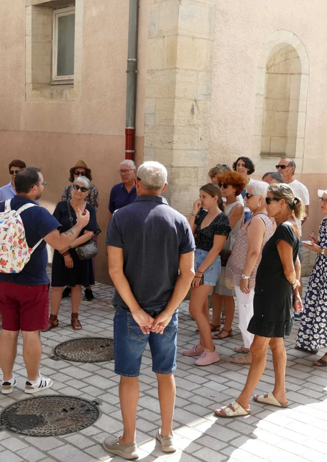 Un groupe participe à une visite du patrimoine animée par un guide conférencier - Vesoul - Val de Saône