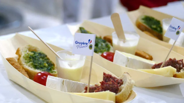 Assiette de dégustation de produits locaux comprenant du Gruyère de France, de la cancoillotte et divers tartinables, servis lors des rendez-vous du terroir - Haute-Saône