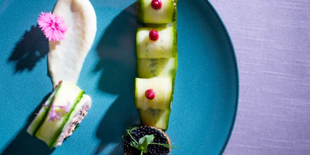 Assiette bleue avec une entrée au concombre - Luxeuil-les-bains - Vosges du Sud