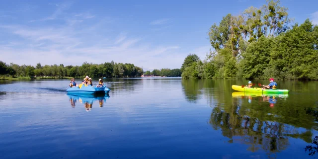 Une famille fait du pédalo sur les plans d'eau de la Base de Loisirs de la Saline à Lure. Un père et son enfant dont du kayak sur le plan d'eau - Vosges du Sud