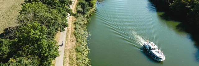 Savoyeux vue du ciel, avec un bateau de plaisance et itinérant à vélo sur la Voie Bleue - V50 - Vesoul - Val de Saône