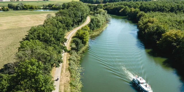 Savoyeux vue du ciel, avec un bateau de plaisance et itinérant à vélo sur la Voie Bleue - V50 - Vesoul - Val de Saône