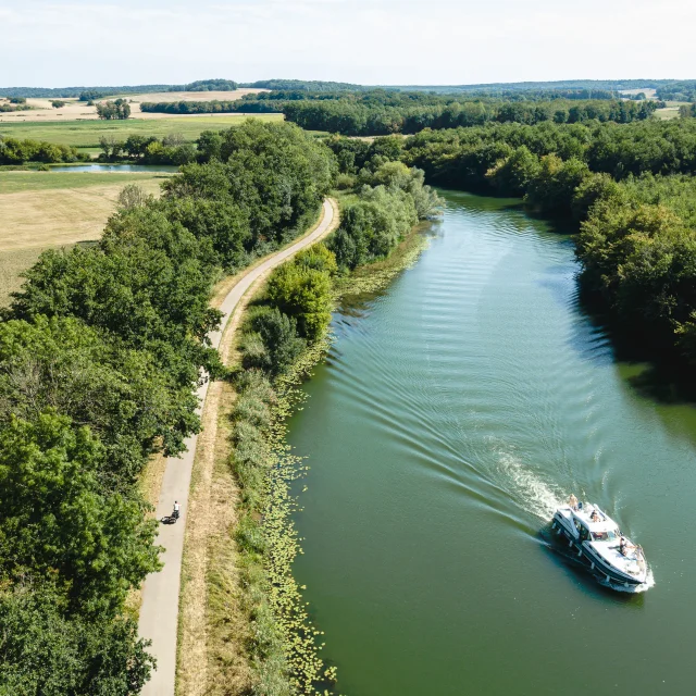 Savoyeux vue du ciel, avec un bateau de plaisance et itinérant à vélo sur la Voie Bleue - V50 - Vesoul - Val de Saône