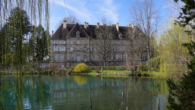 Étang au pied de la sous-Préfecture de Lure - Vosges du Sud