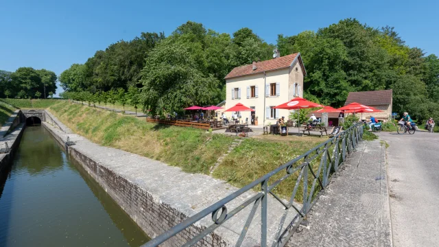 Les bords de Saône sont animés, de nombreux cyclistes et touristes déjeunent au Barnayout à Scey-sur-Saône-Saint-Albin - Vesoul - Val de Saône