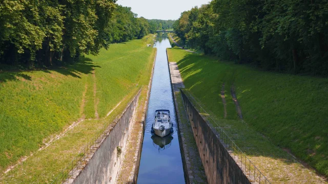 Bateau de plaisance qui s'apprête à traverse le Tunnel de Saint Albin sur la Saône - Vesoul-Val de Saône - Haute-Saône