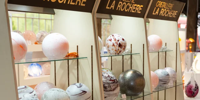 Boutique de la verrerie La Rochère, avec ses lampes à poser - La Rochère - Vosges du Sud