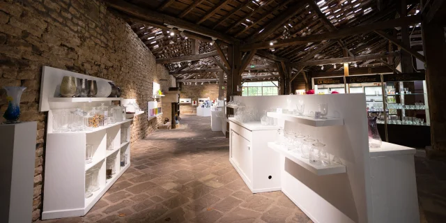 Boutique de la verrerie La Rochère, magnifique charpente en bois avec des tuiles en verre - La Rochère - Vosges du Sud