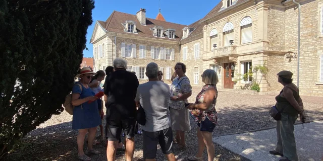 Un groupe participe à une visite du patrimoine animée par une guide conférencière - Vesoul - Val de Saône