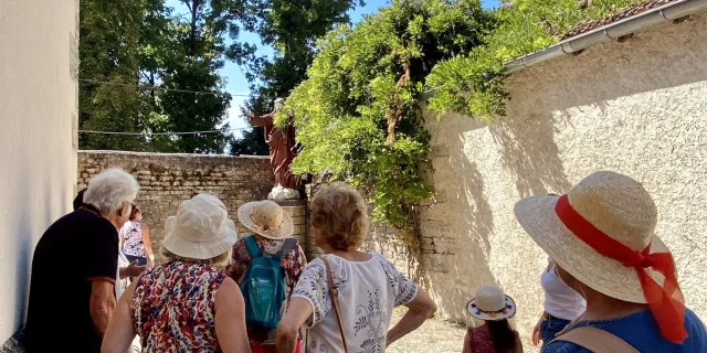 Un groupe participe à une visite du patrimoine animée par une guide conférencière - Vesoul - Val de Saône