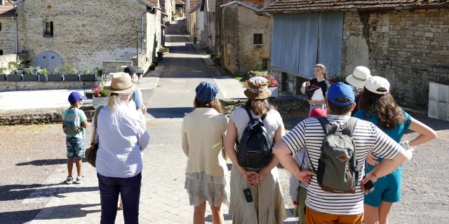 Un groupe participe à une visite du patrimoine animée par une guide conférencière - Vesoul - Val de Saône