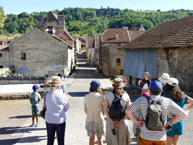 Un groupe participe à une visite du patrimoine animée par une guide conférencière - Vesoul - Val de Saône