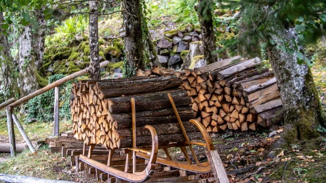 Parcours extérieur du Musée Départemental de la Montagne, avec un zoom sur une schlitte, un traineau à bois - Vosges du Sud