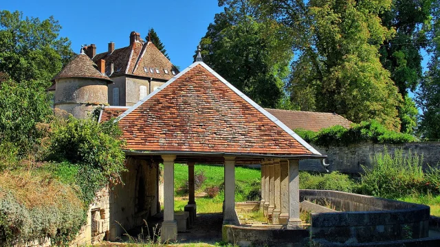 Le Grand Lavoir Abreuvoir de Pin et à l'arrière plan, le château de Pin - Cité de caractère - Vallée de l'Ognon