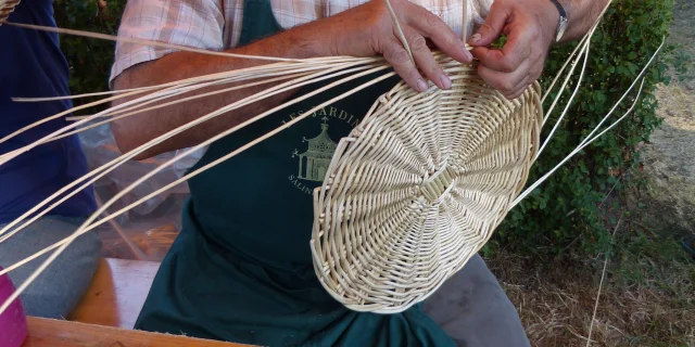 Un vannier tresse de l'osier - Haute-Saône