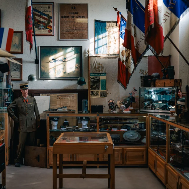 Intérieur du Musée du Combattant de la Haute-Saône. On y voit de nombreux objets liés à la guerre - Luxeuil-les-Bains - Vosges du Sud