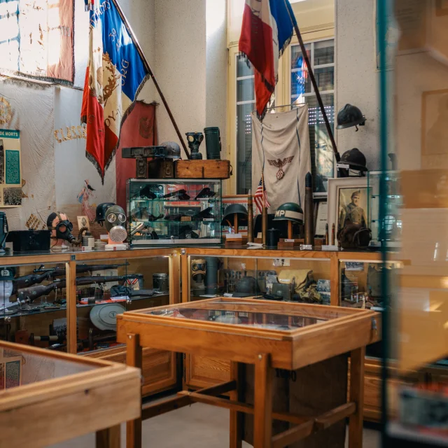 Intérieur du Musée du Combattant de la Haute-Saône. On y voit de nombreux objets liés à la guerre, casque, masque à gaz ...- Luxeuil-les-Bains - Vosges du Sud