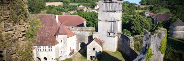 Vue aérienne du château médiéval d'Oricourt où on retrouve la cour intérieure, avec une tour à droite, la voûte marquant l'entrée principale et la chapelle castrale - Vallée de l'Ognon