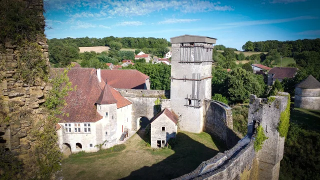 Vue aérienne du château médiéval d'Oricourt où on retrouve la cour intérieure, avec une tour à droite, la voûte marquant l'entrée principale et la chapelle castrale - Vallée de l'Ognon