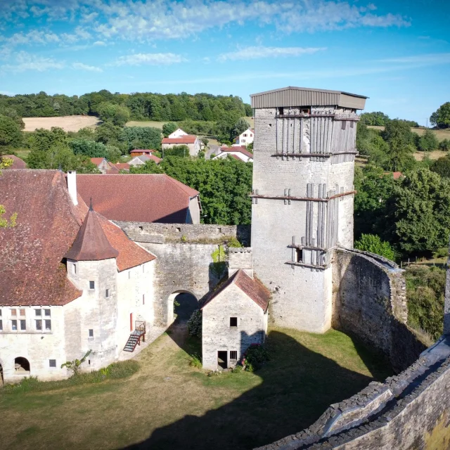 Vue aérienne du château médiéval d'Oricourt où on retrouve la cour intérieure, avec une tour à droite, la voûte marquant l'entrée principale et la chapelle castrale - Vallée de l'Ognon