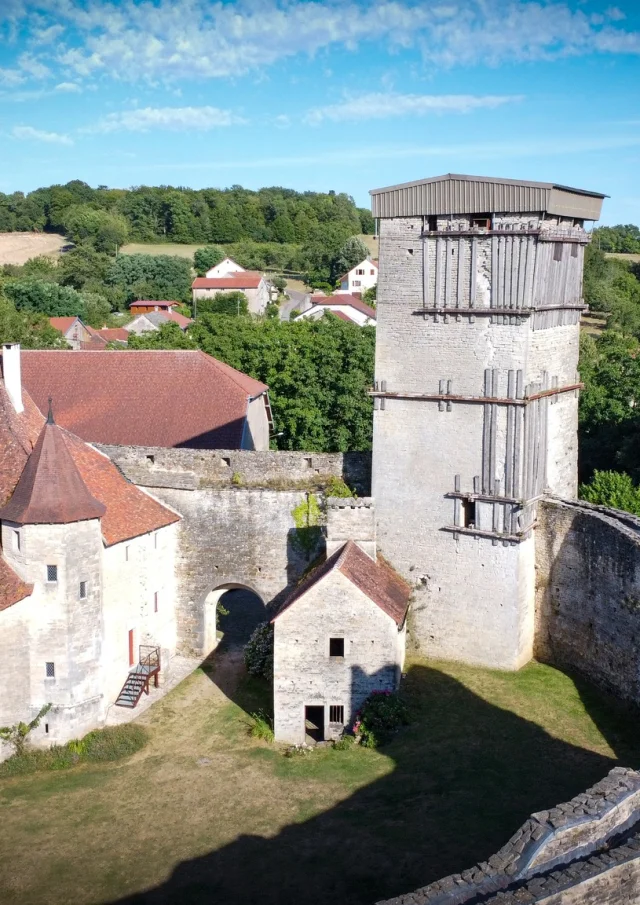 Vue aérienne du château médiéval d'Oricourt où on retrouve la cour intérieure, avec une tour à droite, la voûte marquant l'entrée principale et la chapelle castrale - Vallée de l'Ognon