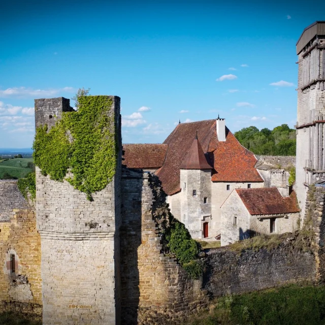 Vue aérienne sur les tours du château médiéval d'Oricourt et son mur d'enceinte - Vallée de l'Ognon