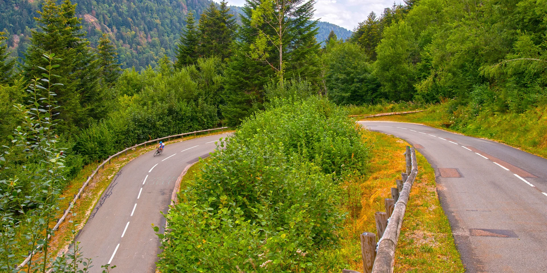 Un cycliste grimpe les lacets de La Planche des Belles Filles, étape mythique du Tour de France - Vosges du Sud, Haute-Saône