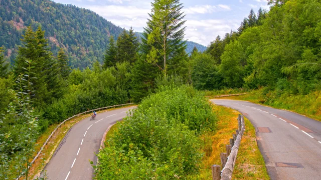 Un cycliste grimpe les lacets de La Planche des Belles Filles, étape mythique du Tour de France - Vosges du Sud, Haute-Saône