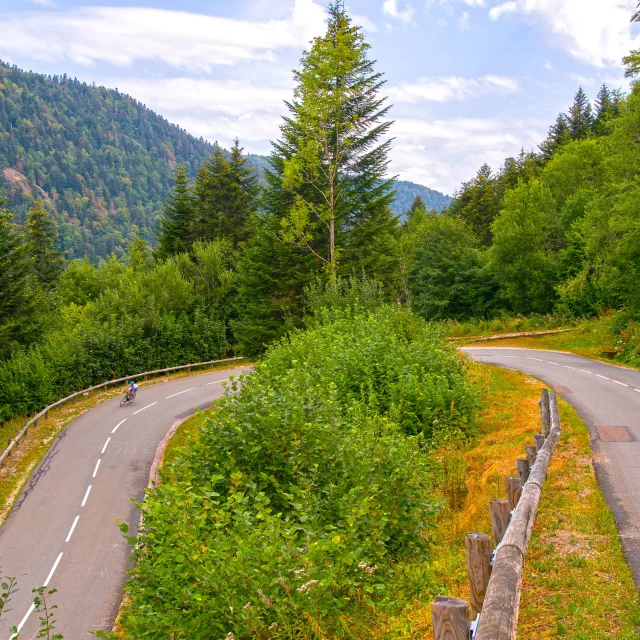 Un cycliste grimpe les lacets de La Planche des Belles Filles, étape mythique du Tour de France - Vosges du Sud, Haute-Saône