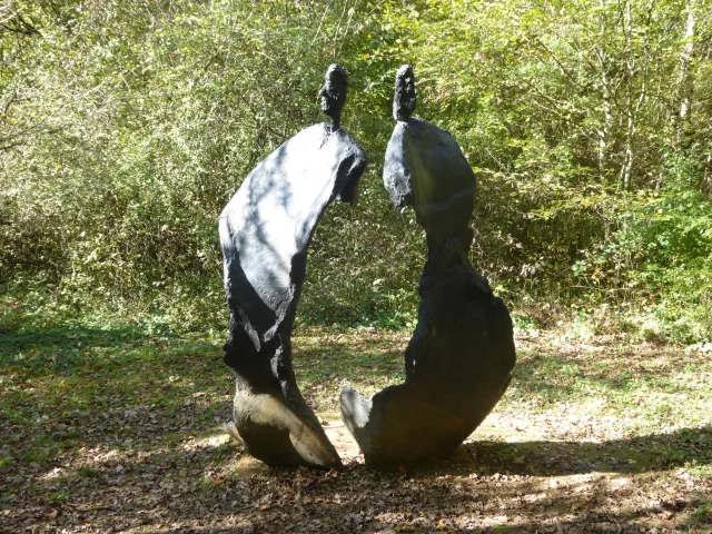 Une sculpture représentant deux personnes sur le parcours d'art contemporain Ile Art à Malans - Vallée de l'Ognon