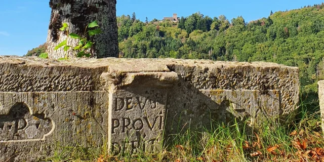 Fondations du prieuré roman saint Jean-Baptiste, Église Saint Colomban - Pause Paysage d'Annegray - Echappée des 1000 étangs - Plateau des 1000 étangs - Vosges du Sud