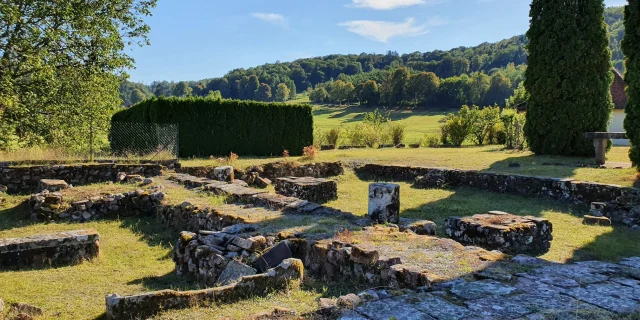 Fondations du prieuré roman saint Jean-Baptiste, Église Saint Colomban - Pause Paysage d'Annegray - Echappée des 1000 étangs - Plateau des 1000 étangs - Vosges du Sud