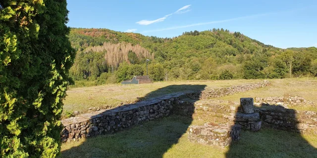 Fondations du prieuré roman saint Jean-Baptiste, Église Saint Colomban - Pause Paysage d'Annegray - Echappée des 1000 étangs - Plateau des 1000 étangs - Vosges du Sud